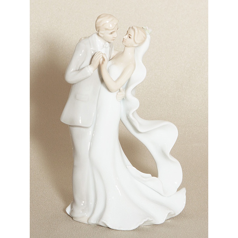 Flowing Veil Couple Figurine Cake Top